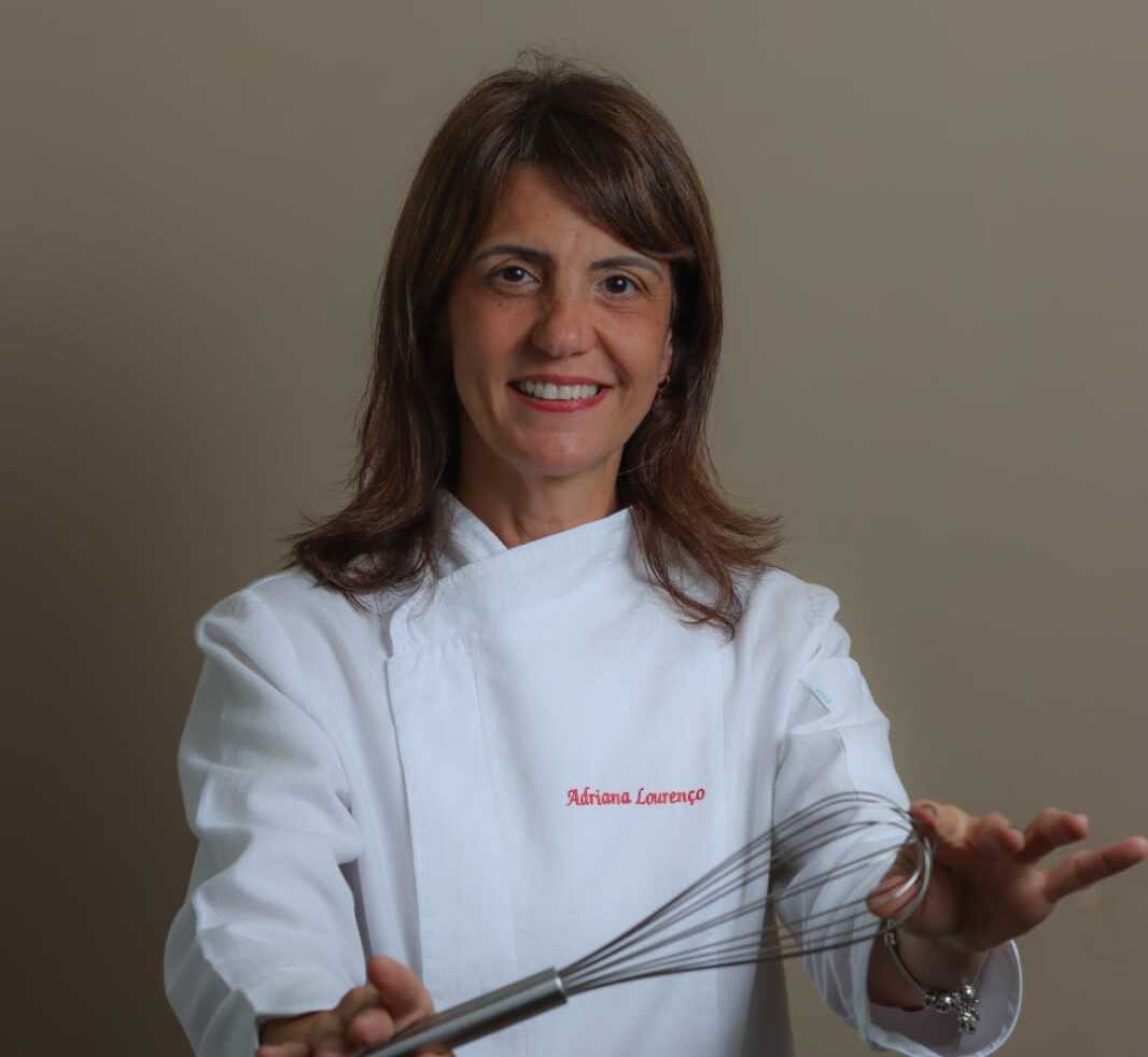 Confeiteira preparando um doce