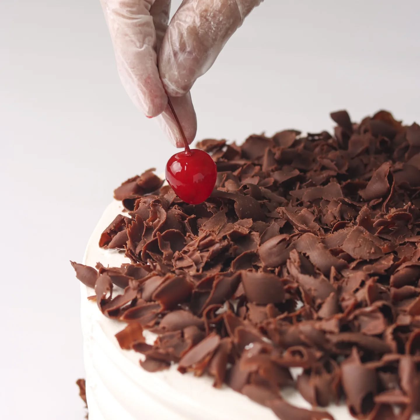 Doce sendo confeitado